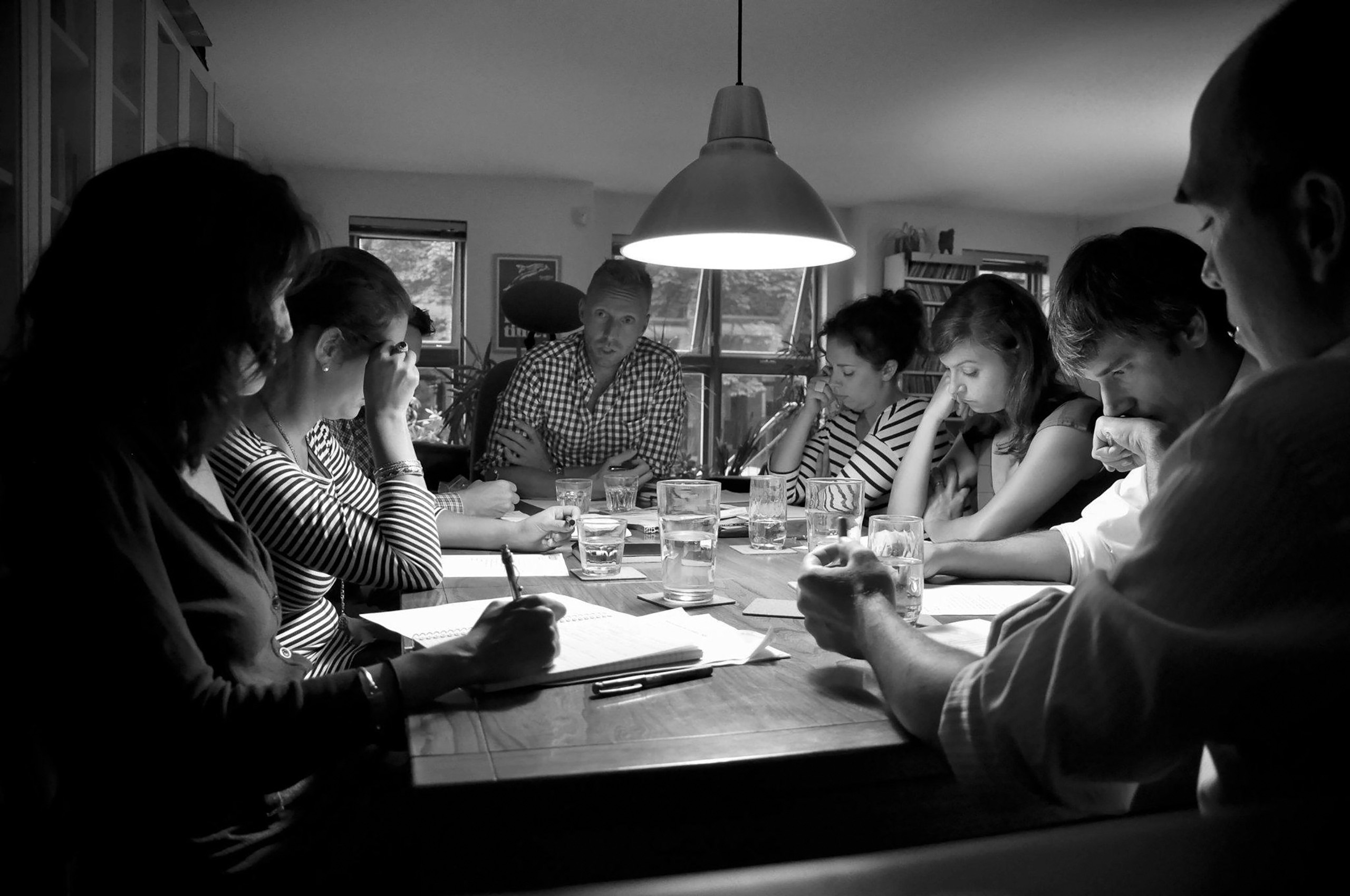 Réunion éditoriale chez Nicolas Langelier,
aout 2011. De gauche à droite: Miriam Fahmy, Marie-Sophie
L’Heureux, Frédéric Gauthier, Nicolas Langelier, Marie-Claude
Beaucage, Lisa-Marie Gervais, Patrick Turmel et Jocelyn Maclure.